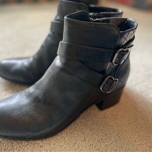 Unisa Women’s ankle booties. Sz9